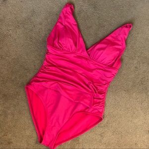 Hot pink swim suit. 💓